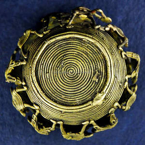 Portalápices Circular hecho a mano, diseñador de bronce, metal, escultura - Product Image 4