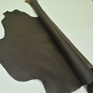 Tipo de grano acabado de cuero superior marrón oscuro genuino para uso en bolsos - Product Image 1