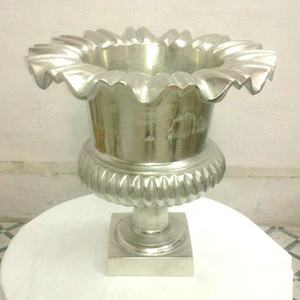 Vase à fleurs en aluminium et métal antique Vase de sol élégant pour la décoration intérieure Décoration de jardin de mariage - Product Image 2