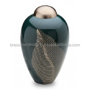 Urne en métal de style américain par Brassworld Fournitures funéraires indiennes Urne funéraire en laiton pour adultes à usage funéraire - Product Image 1
