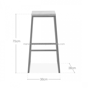 Taburete de Metal Industrial con asiento de madera Natural - Product Image 4