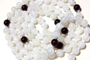 ซื้อร้อนขายธรรมชาติมูนสโตนโกเมน108สวดมนต์ลูกปัดทิเบตมาลาสร้อยคอจิตวิญญาณศาสนาฮินดูโยคะเครื่องประดับ - Product Image 2