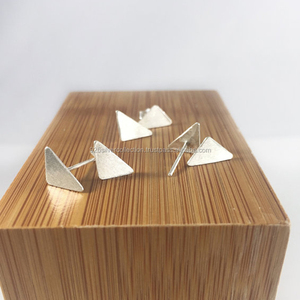 Pendientes de tuerca triangulares de latón de estilo étnico para mujer, regalos de compromiso de aniversario de fiesta a la moda con perlas para niños - Product Image 1