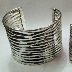 กำไลข้อมือทองเหลืองแฟชั่นสีทองกว้างรูปแบบตัวเลขไม่ซ้ำกันสไตล์พังค์ทำจากอัลลอยสำหรับงานแต่งงานงานหมั้นครบรอบ - Product Image 1