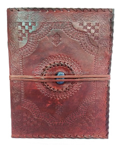 Diario B5 de cuero vintage con diseño en relieve de piedra Diario hecho a mano con correa Regalo de escritura de calidad premium - Product Image 1