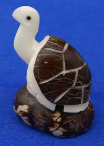 Figura de Tortuga de Madera Blanca Tallada a Mano Estilo Art Deco Ecuatoriano, Recuerdo Étnico de Nuez de Tagua - Product Image 2