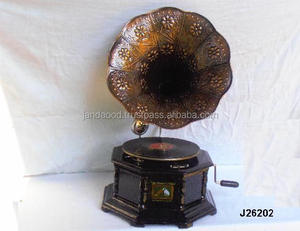 Gramófono de Latón con Acabado en Cobre Antiguo y Base Hexagonal de Madera, Decoración para el Hogar - Product Image 3