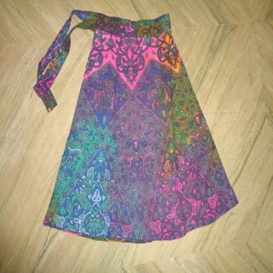 Jupes rondes portefeuille de taille moyenne en coton imprimé multicolore pour dames, exportateur en gros d'Inde - Product Image 3