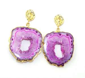 Boucles d'oreilles en forme de géode violette naturelle plaquée or 24 carats, boucles d'oreilles pendantes pour femmes et filles, faites à la main - Product Image 1
