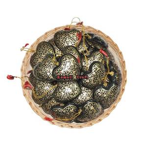 Motif noir peint à la main coeur ornement en gros décoration d'arbre de noël pour décor de vacances, cadeau ou affichage d'artisanat - Product Image 1