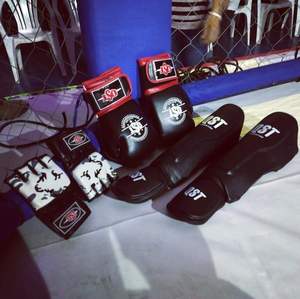 Diseña tus propios guantes profesionales de kick boxing para sparring, con absorción de humedad, cierre de gancho y bucle, PU, para entrenamiento de boxeo, OEM. - Product Image 1