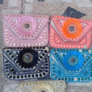Pochette de soirée pour femme avec perles et pompon, en matériaux écologiques, multicolore, vente en gros - Product Image 1