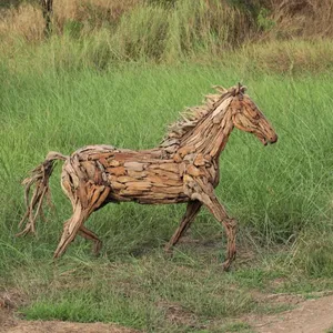 Большая скульптура лошади из древесины