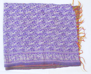 Foulard indien réversible en soie Kantha avec motif brodé - Product Image 2