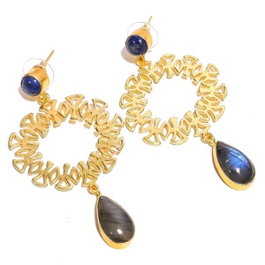 Pendientes colgantes de moda exclusivos de diseñador, Latón chapado en oro con labradorita y piedras preciosas de lapislázuli, joyería de lujo - Product Image 1