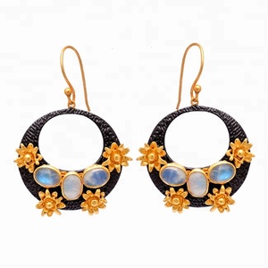 Forma ovalada Arco Iris piedra lunar alambre chapado en oro pendientes de plata esterlina joyería hecha a mano fabricación Casa De Plata - Product Image 1