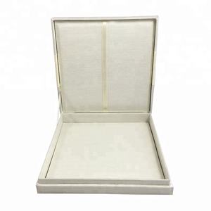 Caja de Invitación de Boda de Terciopelo Azul Marino con Tapa con Bisagras - Product Image 2