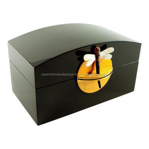 Joyero de Laca Brillante con Cierre de Libélula de Nácar - Product Image 3