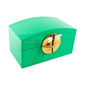 Joyero de Laca Brillante con Cierre de Libélula de Nácar - Product Image 4