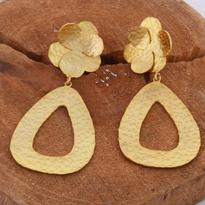 ต่างหูกระดุมรูปดอกไม้แบบตอกทอง - Product Image 1