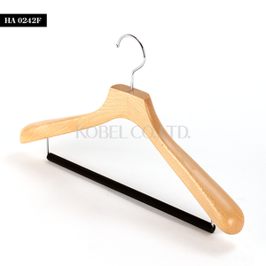 Percha de Madera de Lujo Japonesa para Otros Equipos de Salón de Belleza HA0242FC_0182, Fabricante Japonés, Percha para Trajes, Pantalones y Ropa - Product Image 1