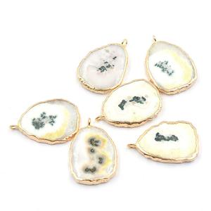Pendentif en laiton en forme de poire plaqué or de 28 à 30 mm avec bélière pour la fabrication de bijoux, en quartz solaire - Product Image 1