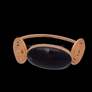 Bracelet tendance élégant en onyx noir naturel plaqué or de créateur - Product Image 2