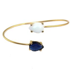 Bracelet de pierres précieuses en forme de poire à sertir à double broche bracelet ouvert sur le devant en quartz et agate blanche bracelets de déclaration plaqués or - Product Image 1