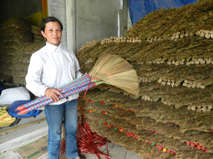 ESCOBA DE HIERBA DE IMPORTACIÓN VIET NAM CON MANGO DE PLÁSTICO BUEN PRECIO - Product Image 5