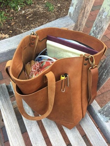 Sac fourre-tout en cuir pour femme, cabas avec grande poche extérieur, entièrement fait à la main AV-0005 - Product Image 2