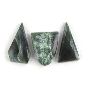 3 pièces de cabochons de pierres précieuses vertes naturelles en forme de triangle lisse et de fantaisie pour la fabrication de bijoux en fil métallique - Product Image 1