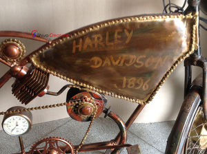 Venta al por mayor a granel Vintage Retro Restoration 2 Wheeler Bike Automóvil Muebles temáticos Tapa de madera rústica con marco de metal - Product Image 3