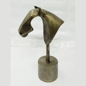 Figurine de tête de cheval en résine moderne, décoration artisanale en polyrésine de Bronze avec Base - Product Image 1