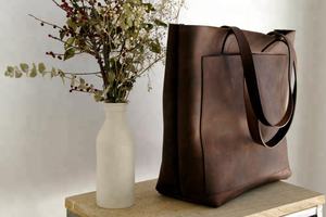 Más oscuro, bolso de cuero marrón bolsa con gran bolsillo exterior hecho a mano AV-0031 - Product Image 2