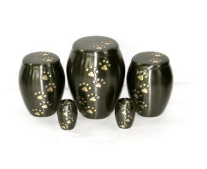 โกศบรรจุอัฐิสัตว์เลี้ยงแบบอเมริกัน ดีไซน์เนอร์ออกแบบ ทำจากทองเหลือง ผิวเคลือบด้านสีดำ พร้อมลายพิมพ์สีทองเหลืองด้านสำหรับใส่เถ้ากระดูก - Product Image 1