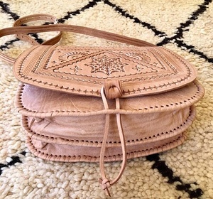 Sac à main bohème pour femmes en cuir véritable marocain avec motif géométrique, fermeture à boucle et bouton - Product Image 2