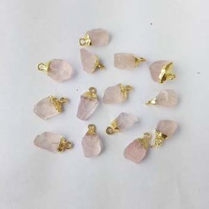 Pendentif en quartz rose pour enfants, pierre de naissance, laiton électroplaqué avec une touche féminine - Product Image 2
