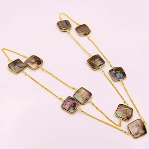 Elegante collar de perlas de agua dulce de 36 pulgadas de largo para mujer Elegante bisel y cadena negra delgada Pieza de declaración de latón sin níquel - Product Image 1