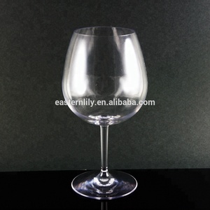 Verre à vin en plastique Tritan de 20oz sans BPA de style classique avec design métallique de couleur or pour une utilisation en fête avec du vin rouge - Product Image 4