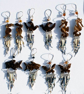 Vente en gros de boucles d'oreilles pendantes à la mode péruvienne mignonnes graines de noix de coco sculptées d'animaux élégants bijoux sculptés - Product Image 1