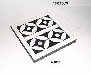 Posavasos de resina con patrón geométrico blanco y negro hecho a mano de alta calidad para decoración de mesa de comedor hecho de vidrio - Product Image 4
