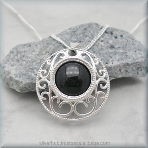 Bijoux de créateur en argent sterling 925 de forme ronde en onyx noir avec pendentif en pierre précieuse pour belles femmes ODM OEM - Product Image 2