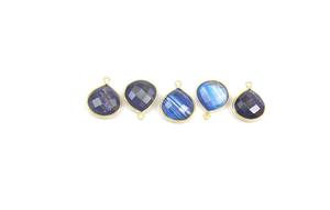 Collier de pierres précieuses infusées de cuivre bleu avec des bijoux faits à la main plaqués or avec connecteur de lunette à caution unique en forme de coeur - Product Image 2