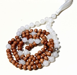 Achetez un collier noué en bois de santal et pierre de lune, fait main, avec des perles de rosaires et de malas en pierres précieuses naturelles, un cadeau religieux pour le yoga - Product Image 1