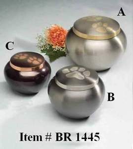 Urne en laiton faite à la main cercueil Logo personnalisable cendres d'animaux de compagnie en plein air mémorial beaux pétales à motifs - Product Image 2