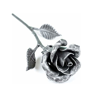 Rose en fer classique Chaman India, revêtement en poudre noire, avec 3 feuilles et option de logo personnalisé pour une utilisation sur le bureau