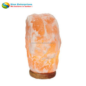 Lampe de sel de l'Himalaya sculptée décorative, écologique et mignonne, en matériau organique, 8-10 kg, avec base en bois sous film rétractable - Sian Enterprises - Product Image 6