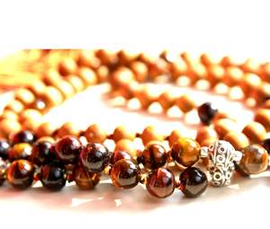 สร้อยมาลาทิเบตันแบบผูกปม 108 เม็ด ทำจากหินตาเสือแดงสำหรับผู้ชาย ยี่ห้อ Rudra Gems พร้อมลูกปัดไม้จันทน์แบบผูกมือ สำหรับสวดมนต์ โยคะ และการทำสมาธิ - Product Image 3