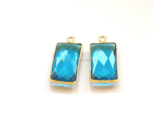 Pierres précieuses de quartz topaze bleu clair avec connecteur de lunette à caution unique en forme de rectangle fait à la main plaqué or - Product Image 3