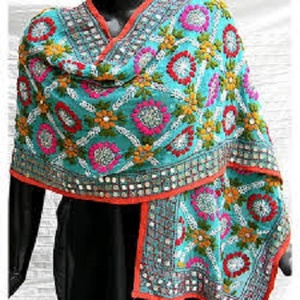 Phulkari Dupatta ชุดแฮนด์เมดสำหรับผู้หญิง,เสื้อชายหาดสไตล์อินเดียหลากสีปักลายสไตล์พื้นเมือง Phulkari Dupattas - Product Image 2